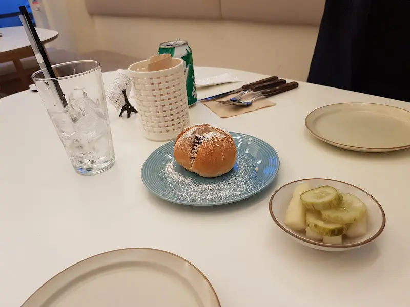 깔끔하게 정돈된 테이블 세팅