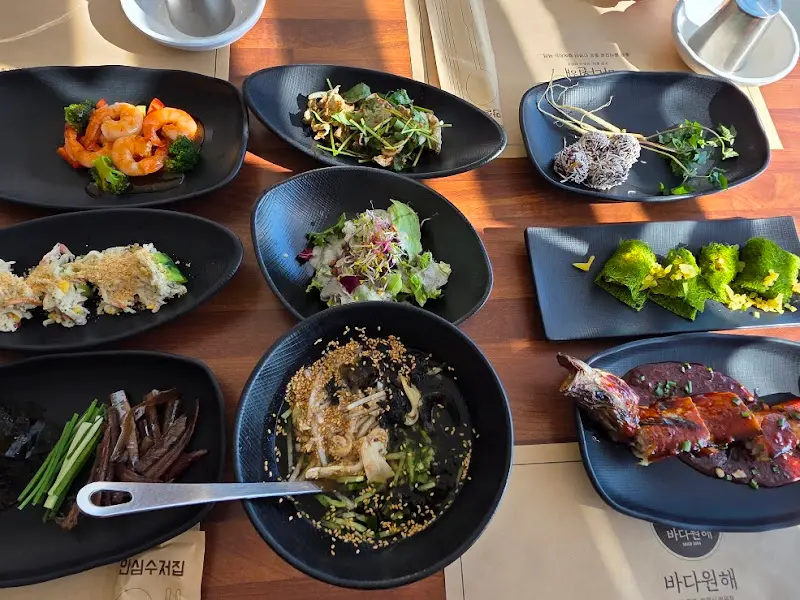 정갈하게 차려진 밑반찬