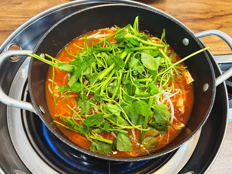 미나리가 듬뿍 올려진 샤브샤브 냄비