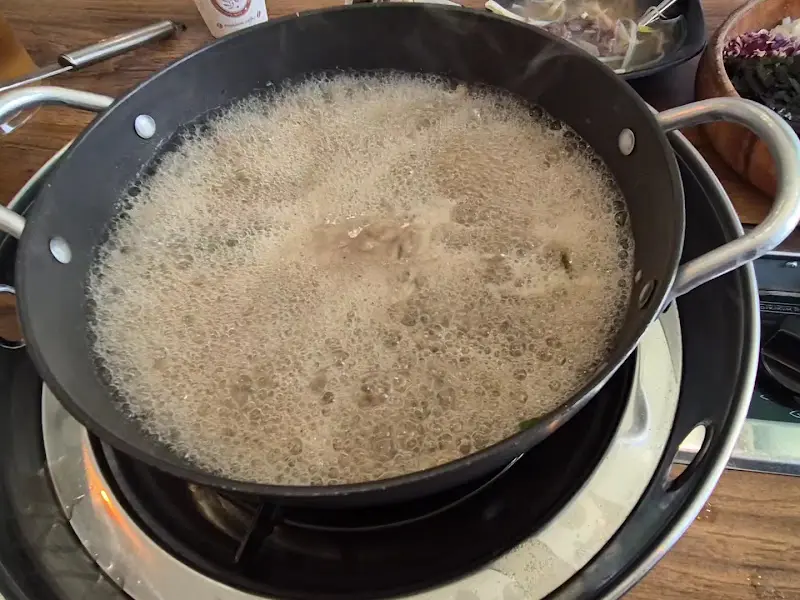 끓고 있는 샤브샤브 육수