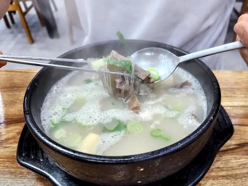 뽀얀 국물의 설렁탕