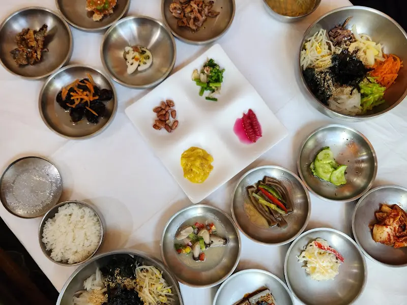 정갈하게 차려진 산채비빔밥과 다양한 반찬들