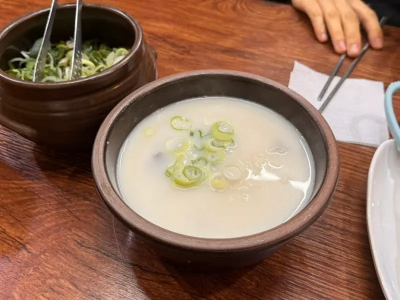 설렁탕에 파를 넣은 모습