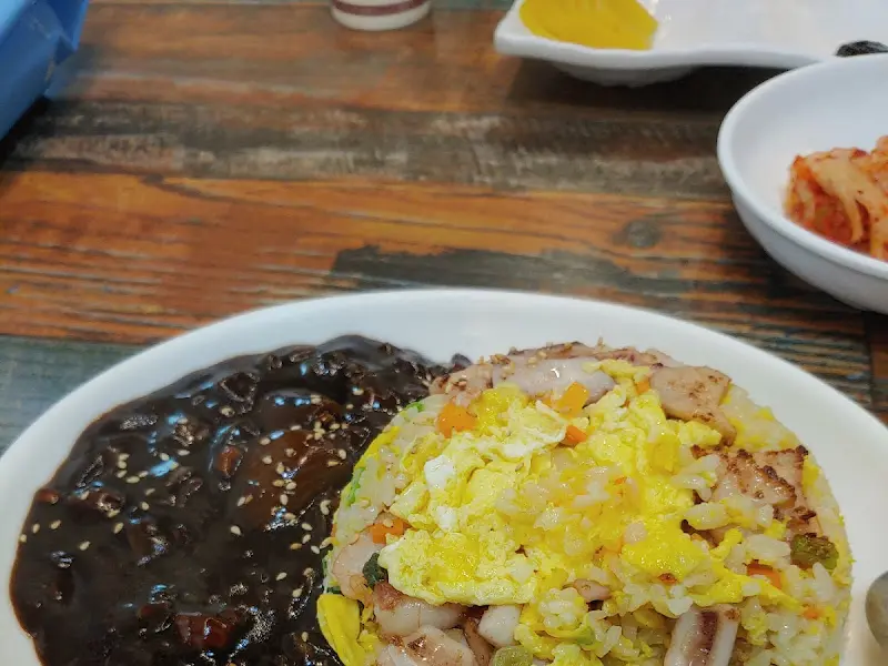 해물볶음밥과 짜장 소스