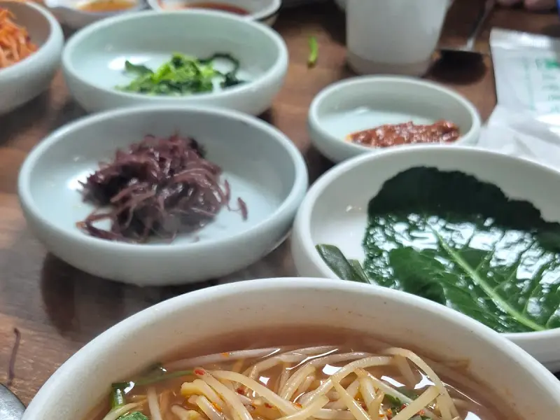 초원복국의 다양한 밑반찬