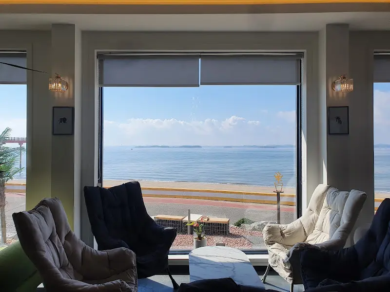 카페 내부 좌석과 창밖 풍경