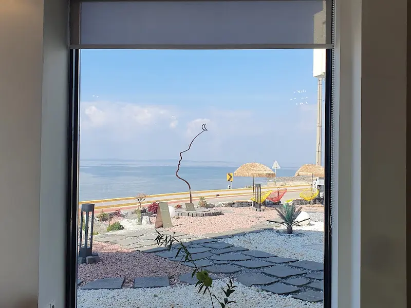 창밖으로 보이는 바다 풍경