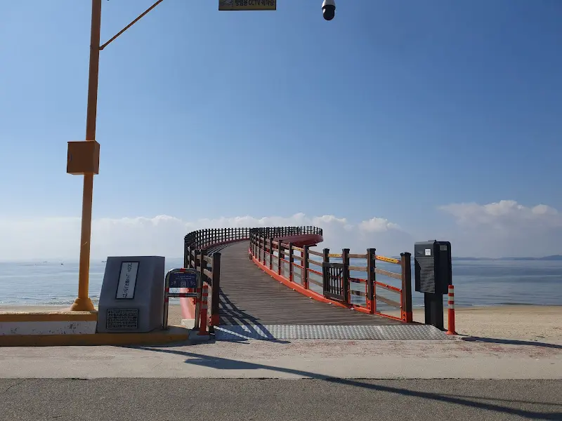 해변으로 이어지는 길