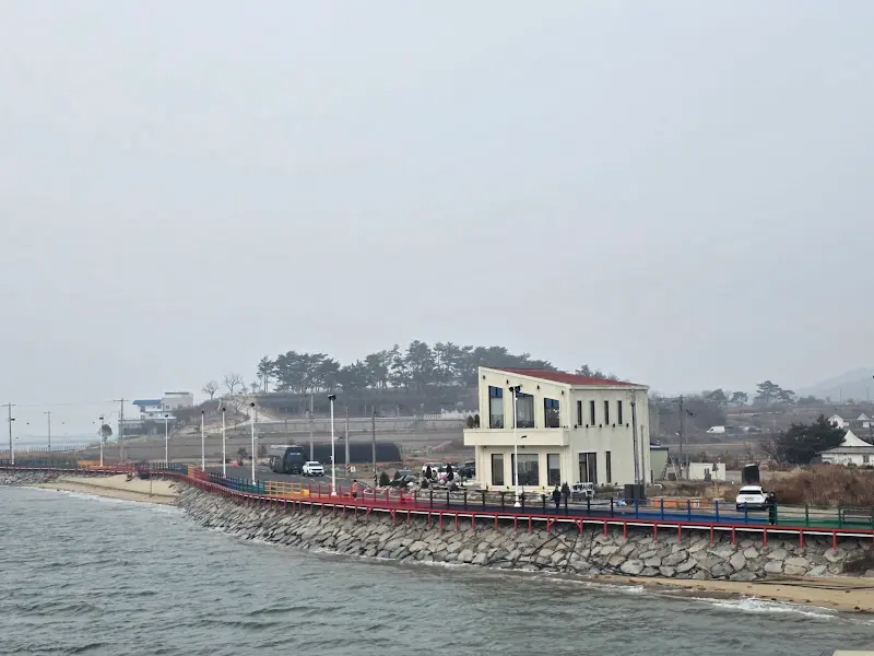 카페 건물과 주변 풍경