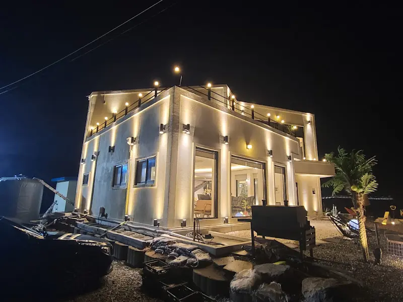 밤에 조명이 켜진 카페 외관