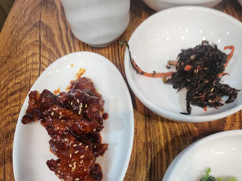 돼지고기 구이와 해초무침