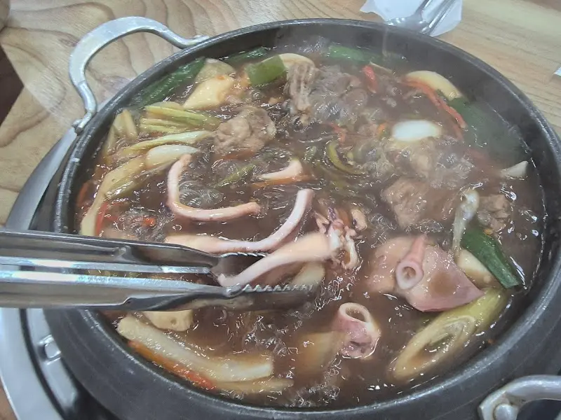 오징어불갈비찜을 먹기 좋게 손질하는 모습