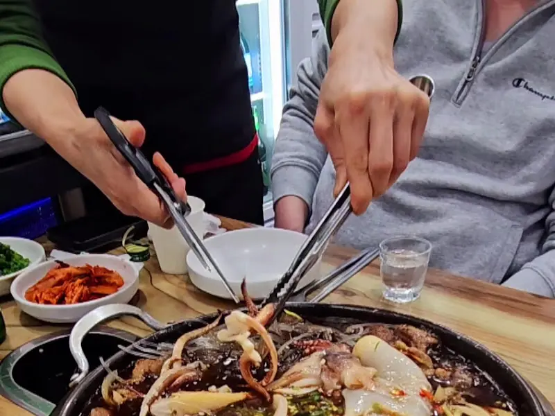 오징어불갈비찜 손질 모습