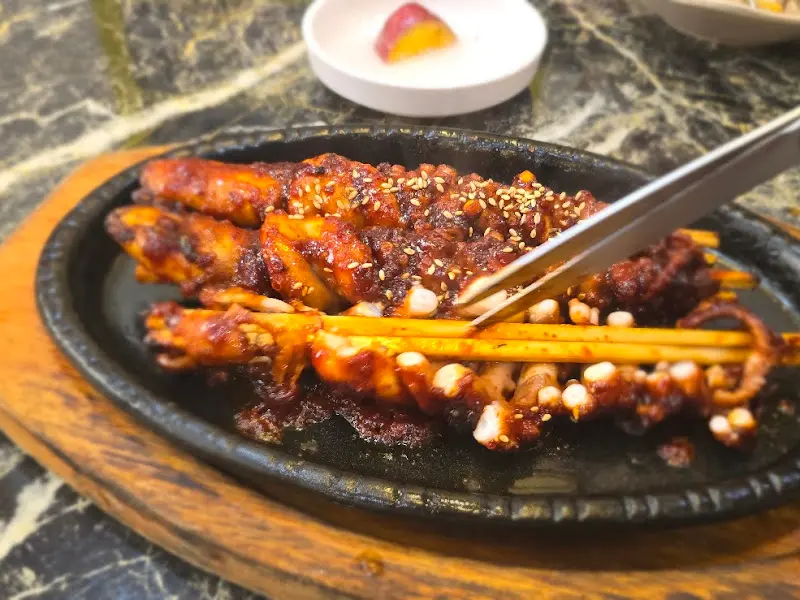 뜨거운 철판 위에서 익어가는 낙지호롱구이