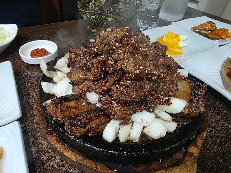 윤기가 흐르는 석갈비