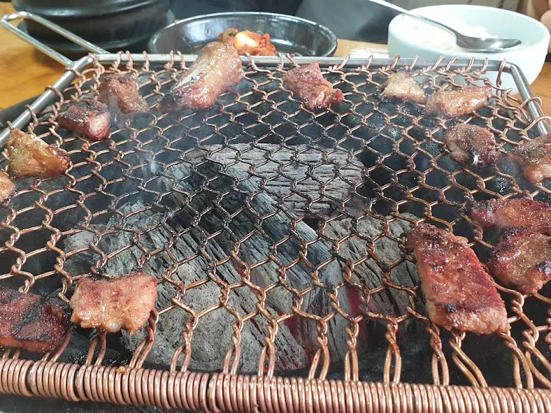 돼지갈비 굽는 모습