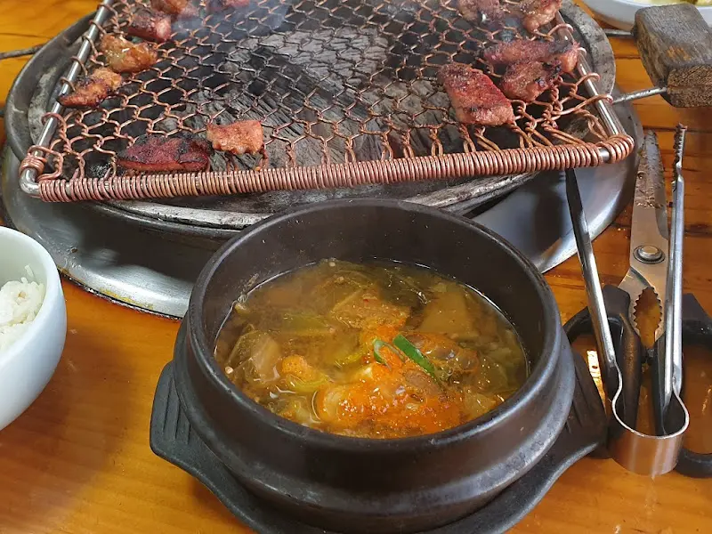 돼지갈비 굽는 모습