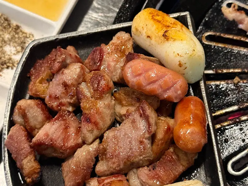 불판 위에서 익어가는 고기