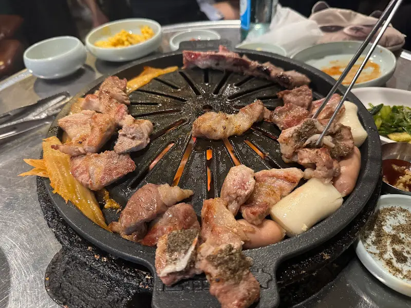 불판에 구워진 고기