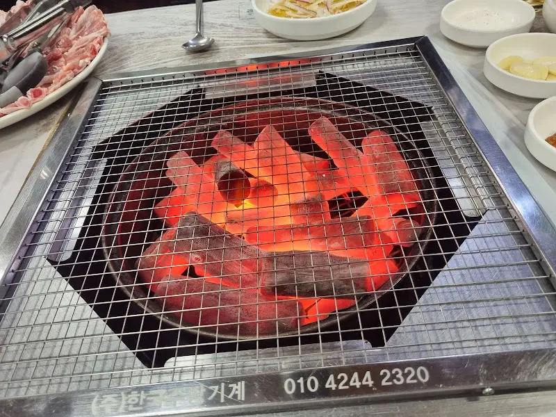 뜨겁게 달궈진 숯