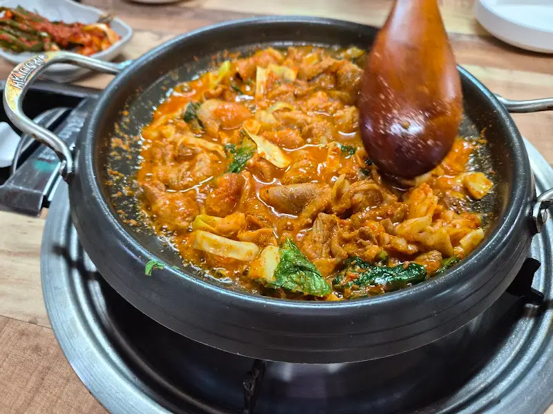 보글보글 끓고 있는 돼지 주물럭 볶음