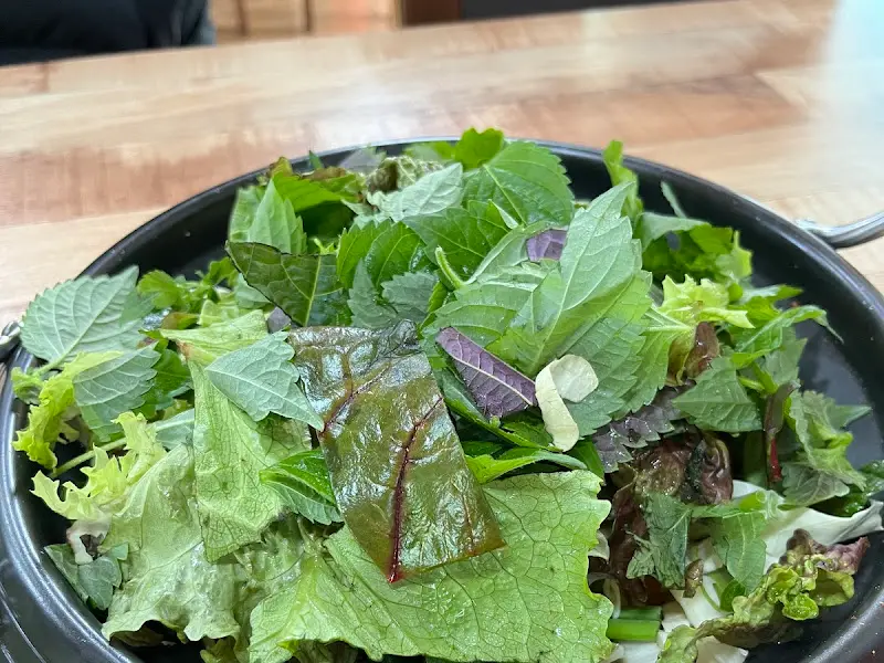 푸짐하게 담겨 나온 쌈 채소