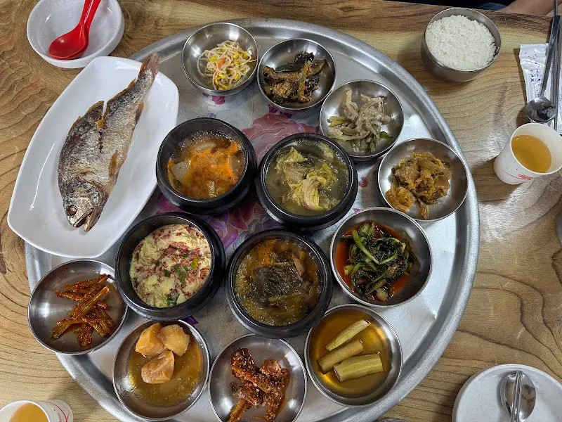 게국지와 다양한 반찬들