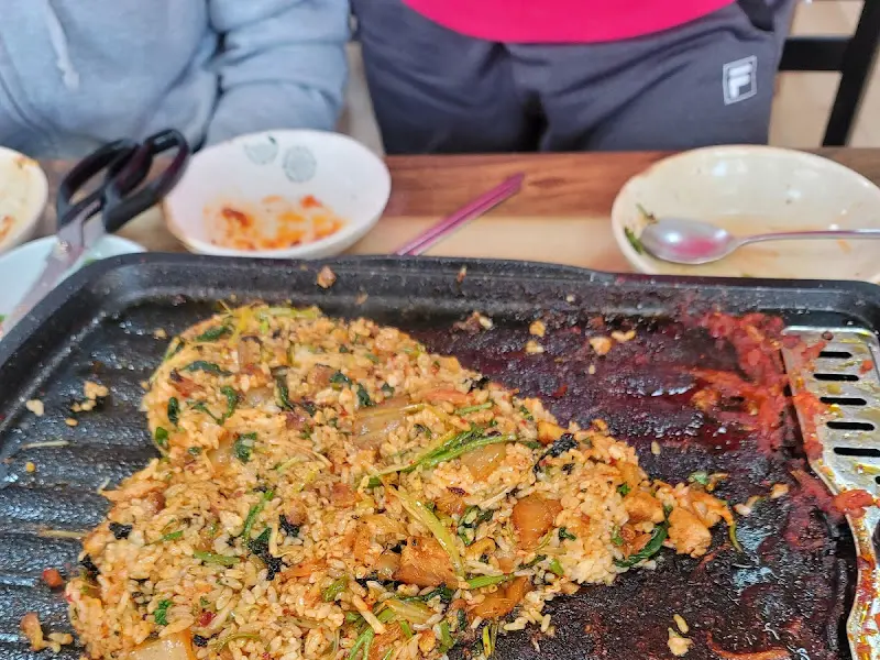 볶음밥이 눌러붙은 철판