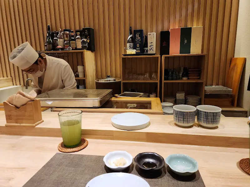 스시유우히의 정갈한 테이블 세팅과 요리하는 셰프의 모습