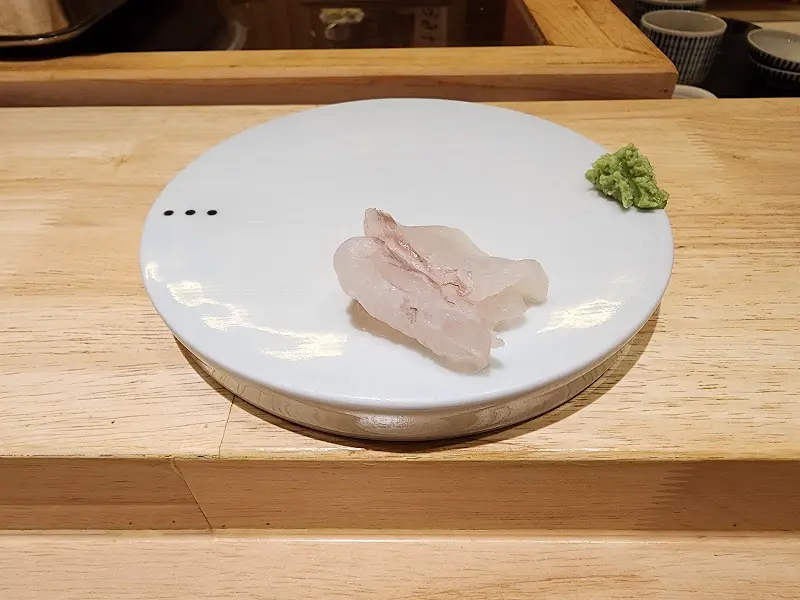 섬세한 칼집이 인상적인 도미 스시