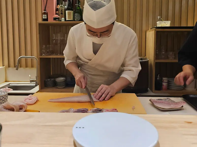 스시를 만드는 셰프님의 모습