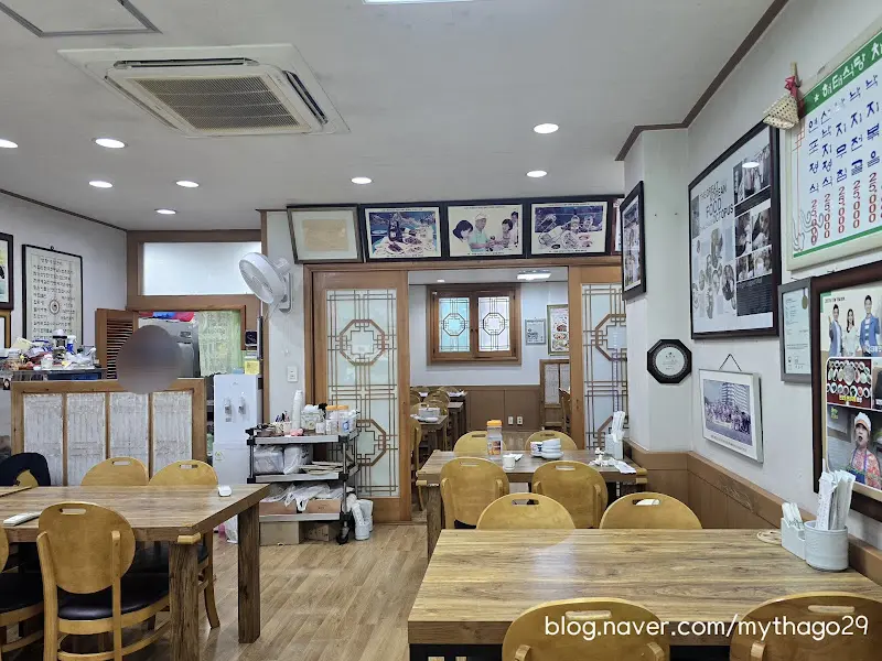 넓고 정돈된 식당 내부