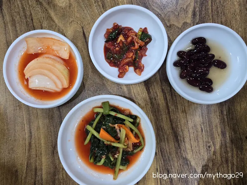 정갈하게 담겨 나온 밑반찬