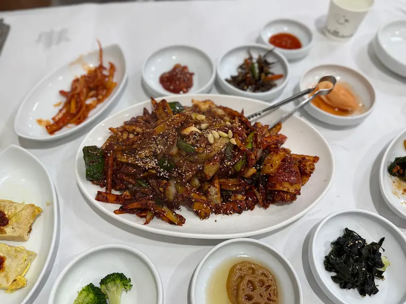 푸짐한 낙지볶음 한 상 차림