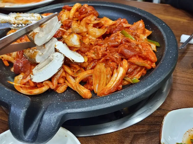 뜨겁게 구워지는 오리 불고기