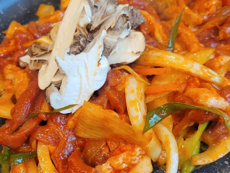 풍성한 채소와 함께 볶아진 오리 불고기