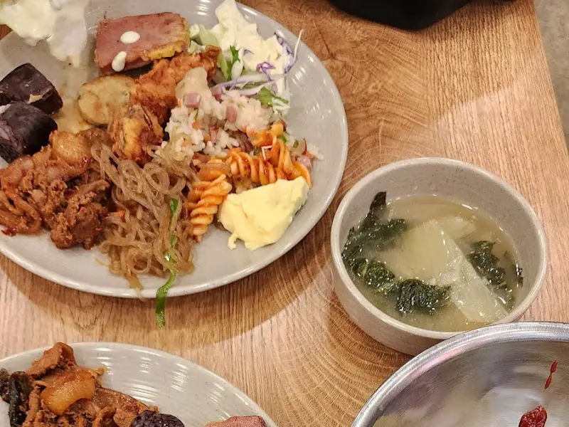 뷔페 음식 사진