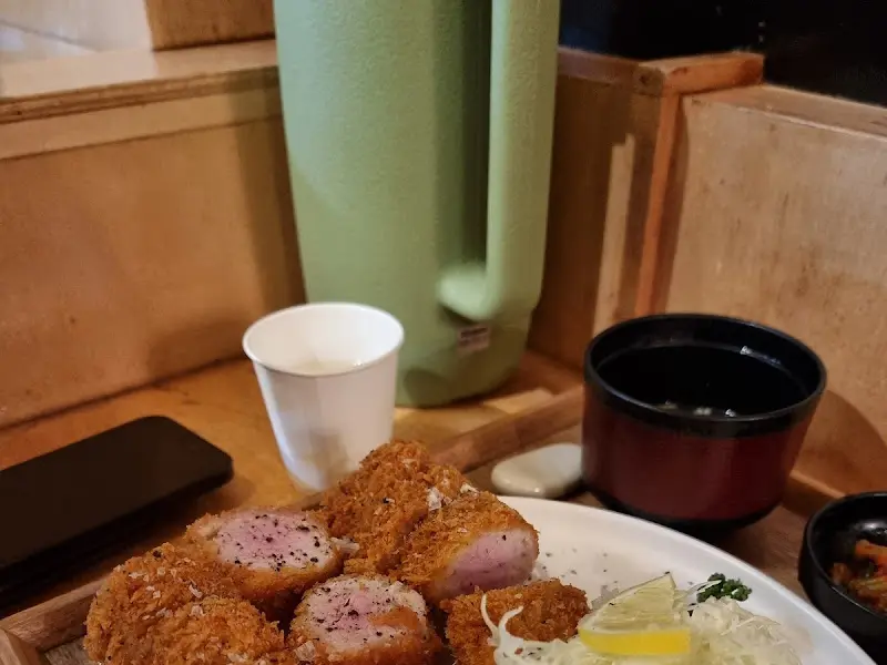 정갈하게 차려진 돈까스 한 상