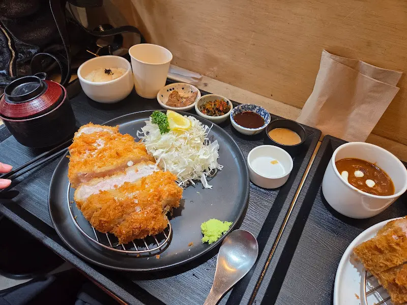 다양한 곁들임 찬과 함께 즐기는 돈까스