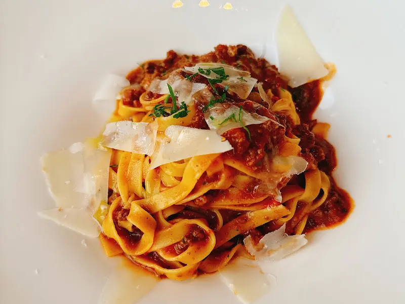 파스타 위에 올려진 치즈