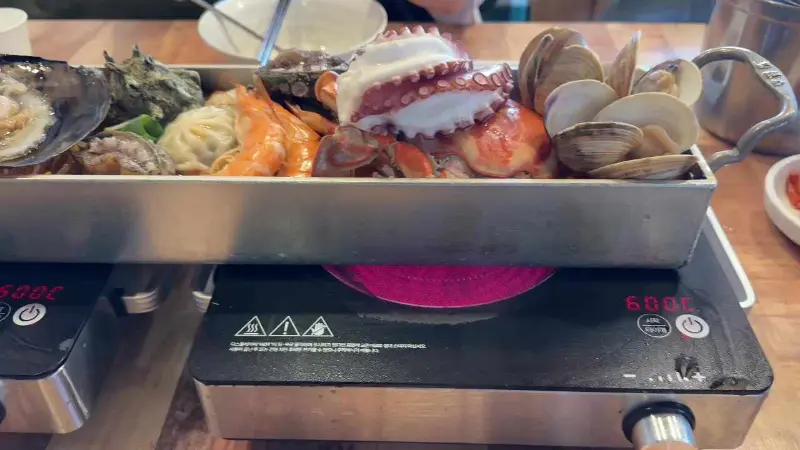 해산물이 가득 담긴 냄비