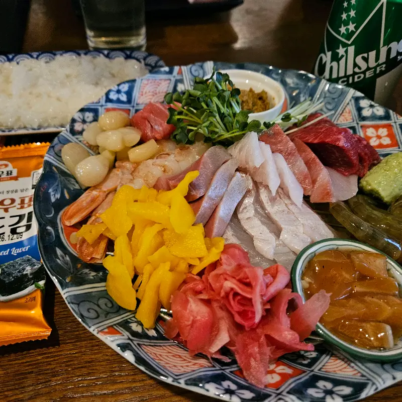 다채로운 모듬 사시미 한 상