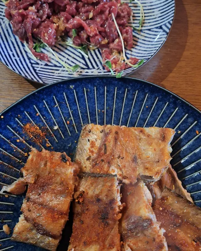 기름기가 좔좔 흐르는 방어 배꼽살