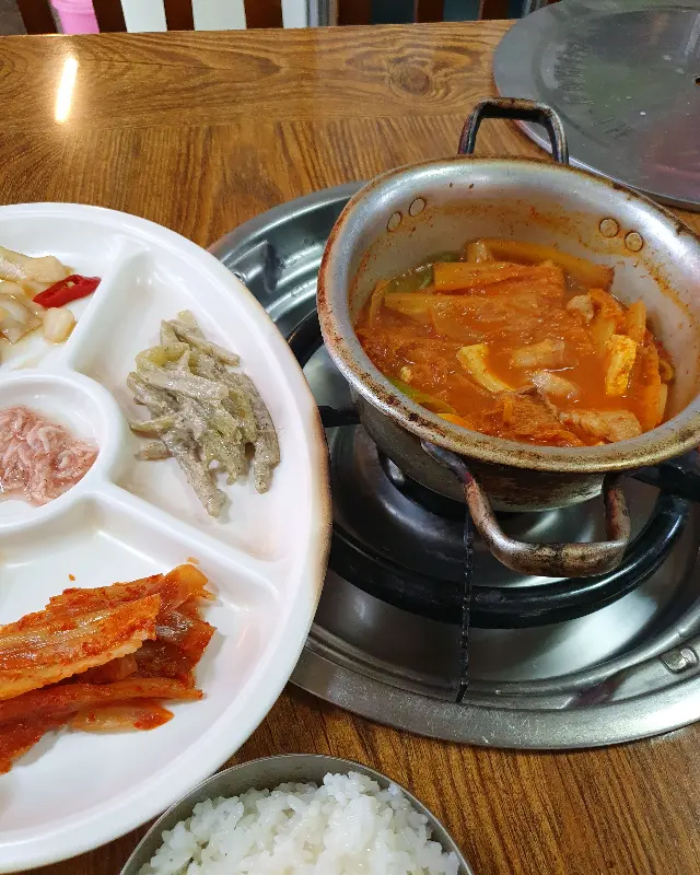 보글보글 끓는 김치찌개