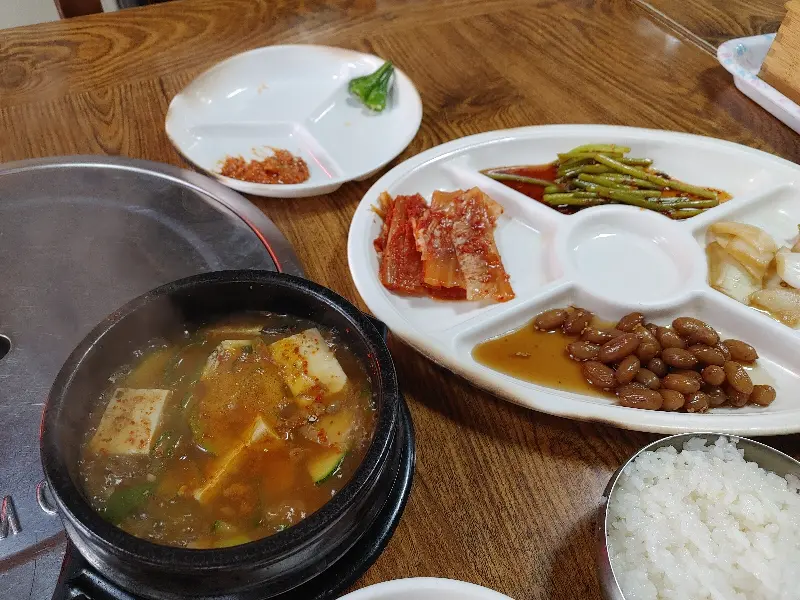 된장찌개와 밑반찬