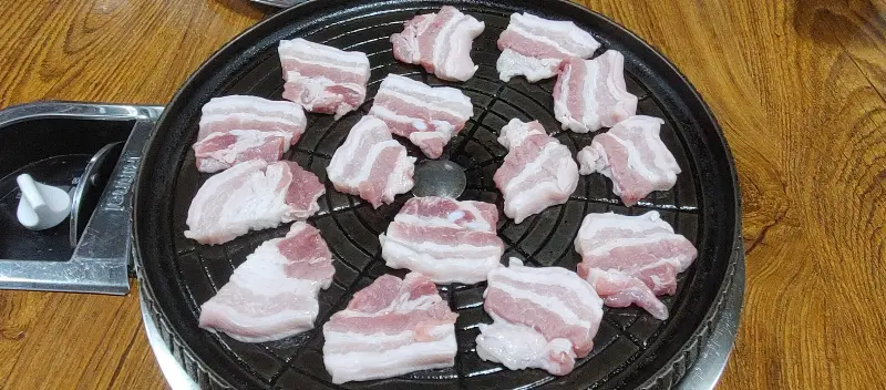 불판 위의 삼겹살