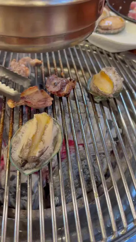 전복 굽는 모습