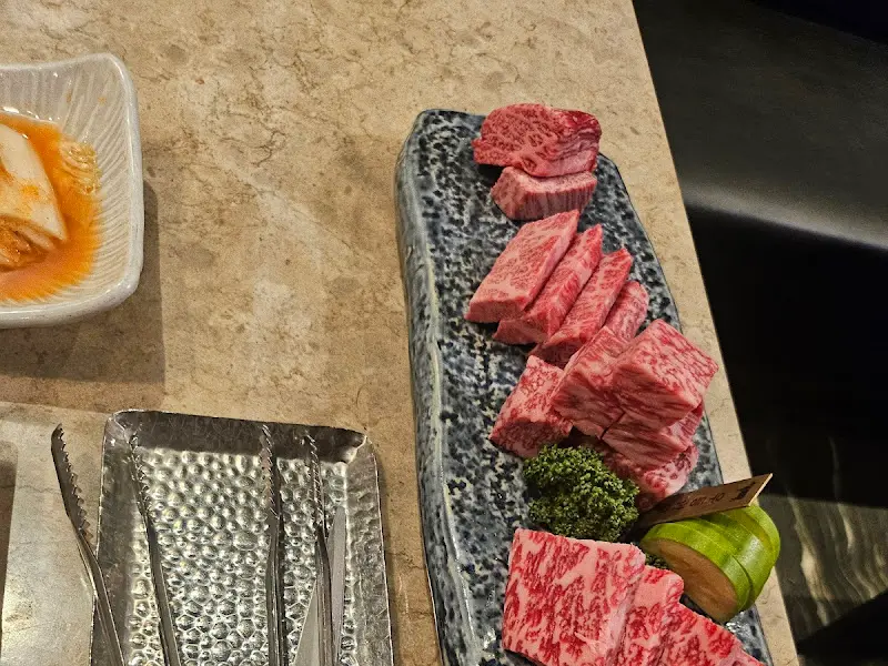 우등한우의 정갈한 밑반찬과 신선한 고기