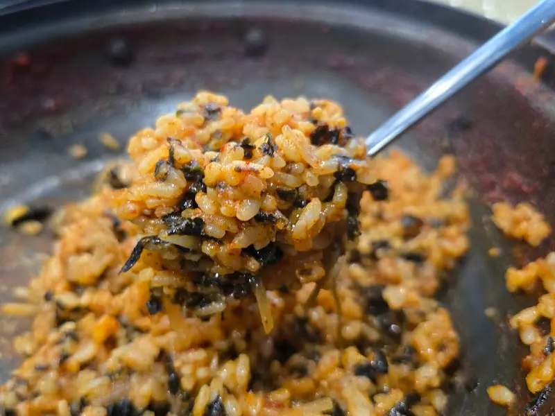 닭내장탕 볶음밥을 숟가락으로 들어올리는 모습