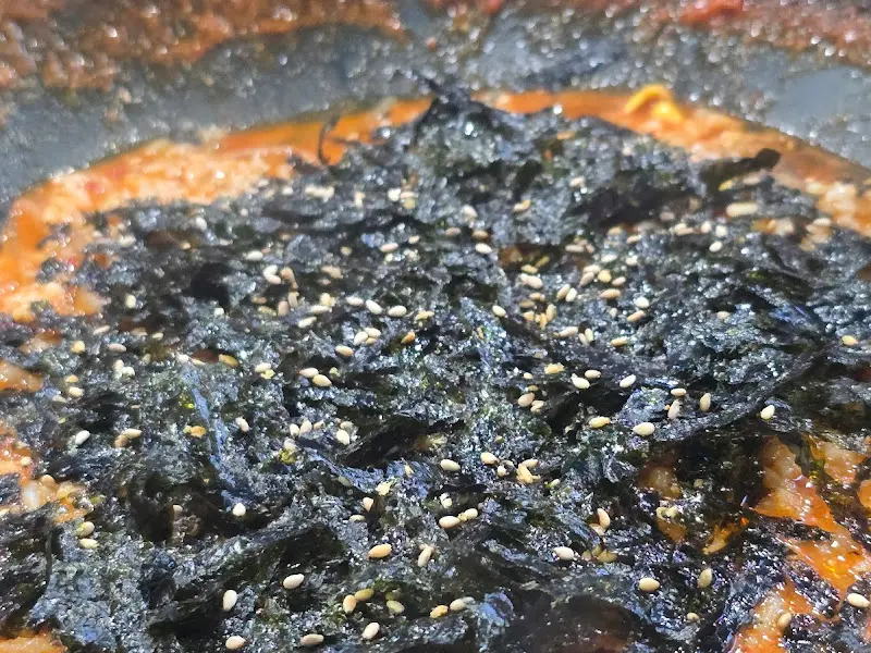 김가루와 참깨가 뿌려진 볶음밥